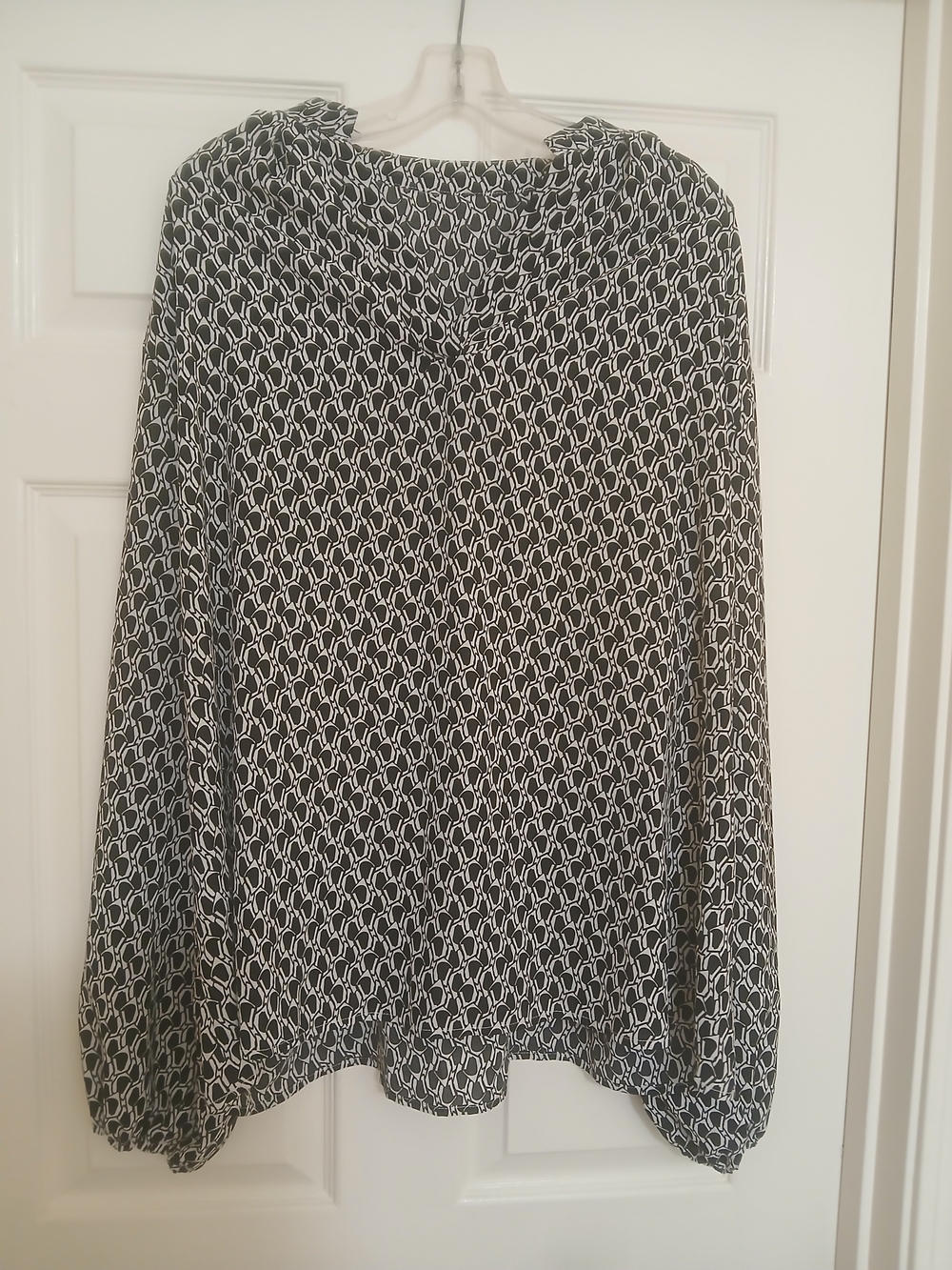 Amazon Essentials Black and White Geometric Long-Sleeve Blouse